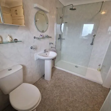 Holiday home Spacious Four Bedroom House, 3 Min Walk To Paignton