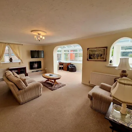 Spacious Four Bedroom House, 3 Min Walk To Paignton