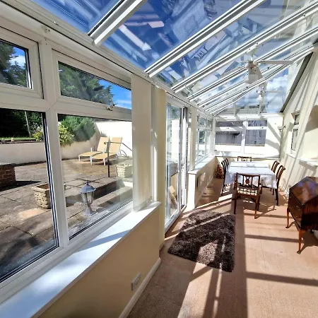 Spacious Four Bedroom House, 3 Min Walk To * Paignton