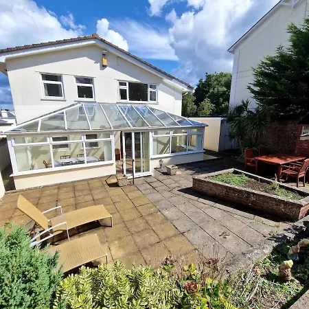 Holiday home Spacious Four Bedroom House, 3 Min Walk To