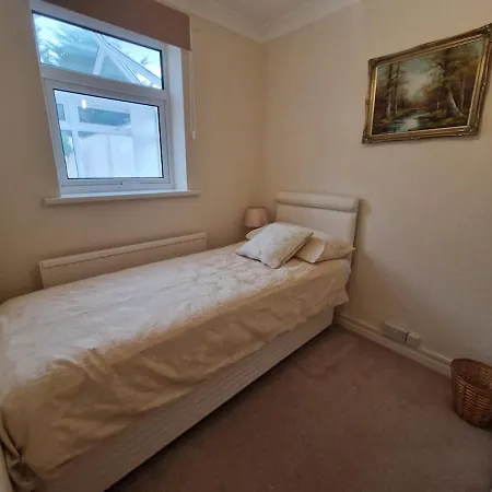 Spacious Four Bedroom House, 3 Min Walk To Holiday home *