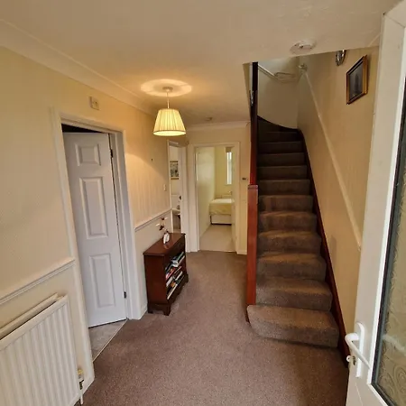 Holiday home Spacious Four Bedroom House, 3 Min Walk To