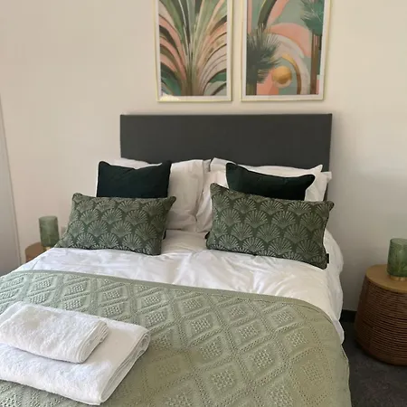 Gorgeous 1 Bedroom Property, Close Walk To Goodrington Apartment *