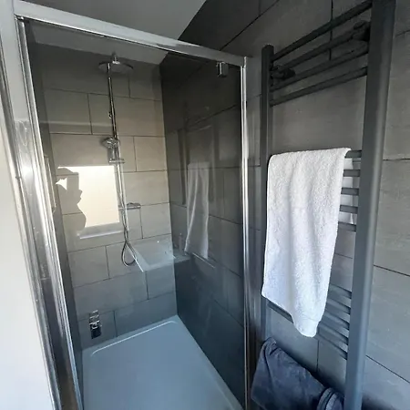 Gorgeous 1 Bedroom Property, Close Walk To Goodrington Apartment *