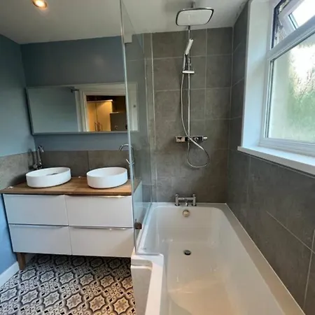 George Rd Apartment *