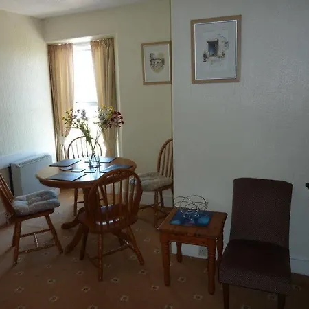 Glencoe Apartment *