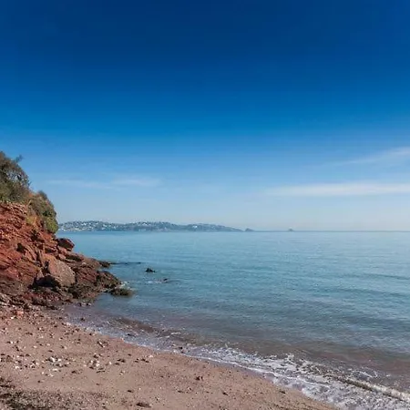 Pebbles Beach House Holiday home *