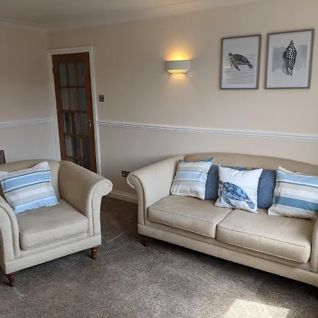 New Esplanade Court Beachfront One Bedroom With Free Parking And Seasonal Swimming Pool Apartment