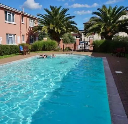 New Esplanade Court Beachfront One Bedroom With Free Parking And Seasonal Swimming Pool Paignton