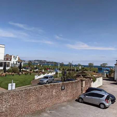 New Esplanade Court Beachfront One Bedroom With Free Parking And Seasonal Swimming Pool