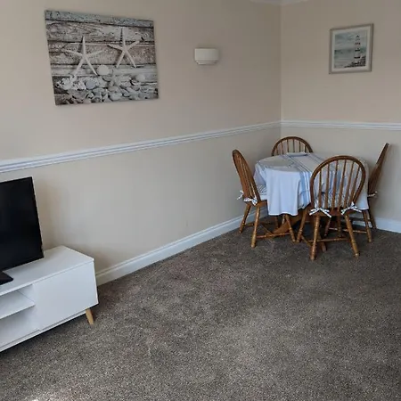 New Esplanade Court Beachfront One Bedroom With Free Parking And Seasonal Swimming Pool Apartment