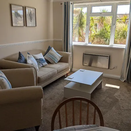 New Esplanade Court Beachfront One Bedroom With Free Parking And Seasonal Swimming Pool Apartment