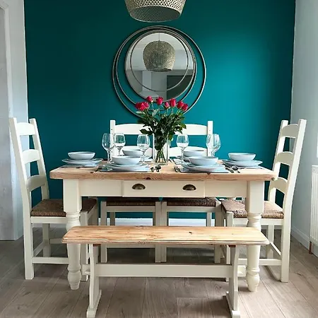 Stylish 3 Bedroom Seaside Escape - Newly Renovated *