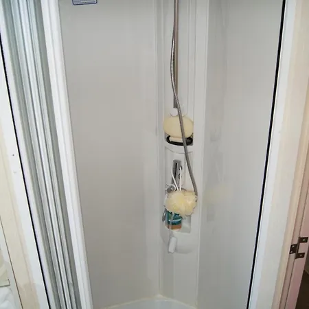 Lovely Caravan With Decking In Paignton, Devon Sleeps 8 Guests Ref 82063w *