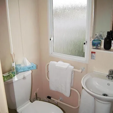 Lovely Caravan With Decking In Paignton, Devon Sleeps 8 Guests Ref 82063w