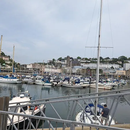 New Esplanade Court Beachfront One Bedroom With Free Parking And Seasonal Swimming Pool Paignton