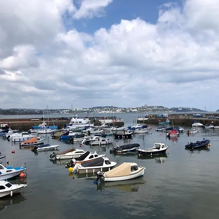 New Esplanade Court Beachfront One Bedroom With Free Parking And Seasonal Swimming Pool * Paignton